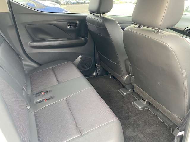 大人が乗ってもゆったりくつろげる広い室内空間