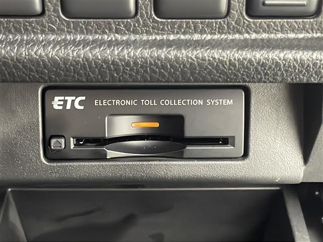 【ETC】有料道路を利用する際に料金所で停止することなく通過できる、ETC車載器（ノンストップ自動料金収受システム機器）が装備されています。セットアップを行うことで利用可能になります。