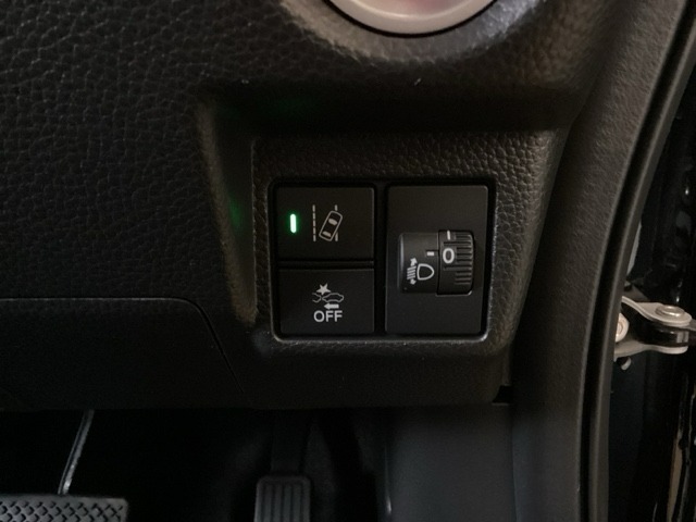 ハンドルの右側にはヘッドライトレベライザーとHondaセンシング用のレーンキープアシストシステムスイッチがついています。ヘッドライトレベライザーは道路状況や積荷の加重に応じてライトの高さを調節できます