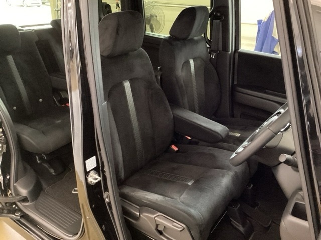 女性でも運転がしやすいように、シートの高さ調整機能（シートリフター）がついています。運転席と助手席の間が空いている為、助手席側への移動がスムーズです。交通量の多い道でも助手席側から乗り降りができます。