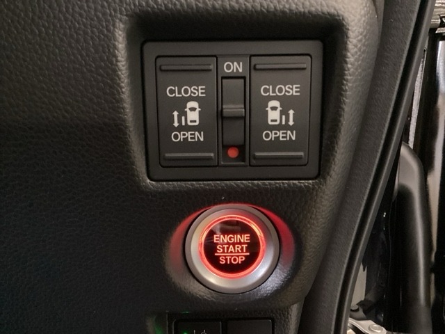 リアドアは乗り降りに便利な両側電動スライドドアです。また運転席に座っていながらスイッチ操作で自在にスライドドアを開け閉めできます。