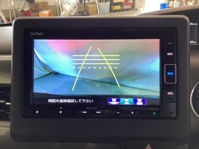 バックでの車庫入れも安心です！　リアカメラが付いているバックモニター付のナビを装備しております。操作線もついており距離感も画面から確認できます。
