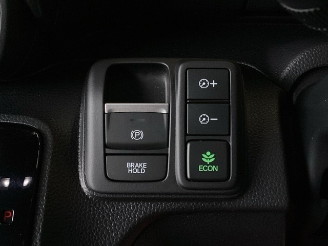 セレクトレバーの右に電子制御パーキングブレーキがあります。スイッチひとつで、停車した地点の傾斜などをシステムが検知・判断してブレーキ力を自動的に最適制御し、しっかり停車できるパーキングシステムです。