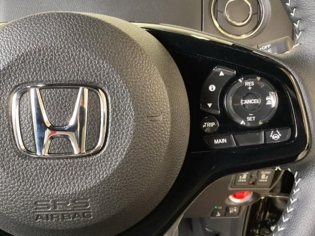 ハンドルにHondaセンシング系のクルーズコントロールやレーンキープアシストなどの操作スイッチが装備されています。ハンドルから手を離さず安全に操作できます。