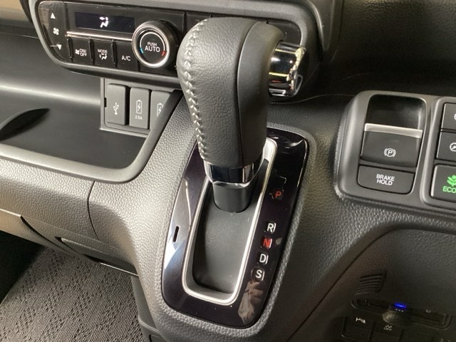 CVT車のセレクトレバーです。低速から高速まで、変速ショックのないスムーズな走りを実現するとともに、エンジン効率のよい領域を維持することで燃費にも貢献します。