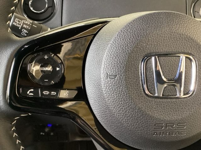 ステアリングスイッチがついていますので、オーディオのチャンネル変更、ボリューム、ジャンル変更が操作可能です。ハンドルから手を離さず安全に操作できます。