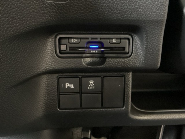 ハンドルの左下にETCとHondaセンシング用の、VSA（ABS＋TCS＋横滑り抑制）解除スイッチがついています。高速道路の料金所の通過も楽々です。　カードの取り出しもしやすい場所についています。