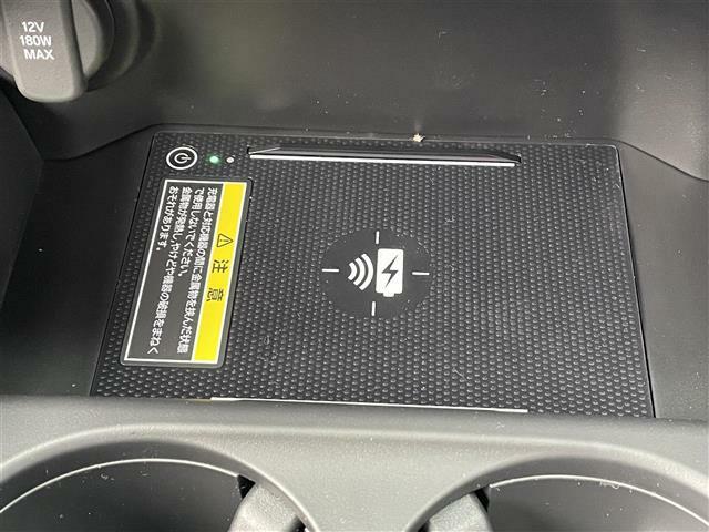 【 置くだけ充電 】ワイヤレス充電ができるQi (チー)はその上にポンッとスマホを置くだけなので手軽です！！車での充電が驚くほど便利になります！！※対応機種により異なります。