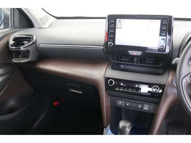 【まるまるクリーニング】内装工程では、中古車を気持ちよくお乗りいただけるよう清掃しております。シートの洗浄はもちろん、ニオイの元となるフロアカーペットまで洗浄・消臭を実施。