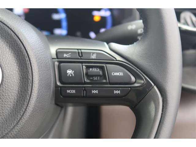 【レーダークルーズコントロール】アクセルペダルを踏まなくても、車間制御モードでは、先行車の車速変化に合わせた追従走行を行い、自動的に加速・減速・停止をします。