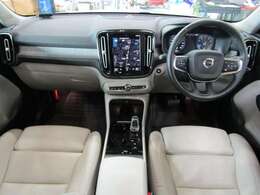 車内は、美しい仕上がりのインテリアが清々しくも落ち着いた雰囲気を醸し出し、独特の居心地のよさを感じさせる、まさにスカンジナビアン・デザインの傑作と呼ぶにふさわしい空間となっています。