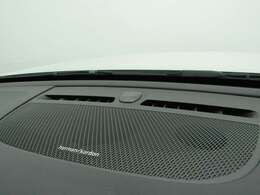 【harman kardon】ハーマンカードンのHi-Fiスペシャリストと共に、モデル別に開発・設計された専用チューニングが臨場感溢れる音響空間を実現しています。