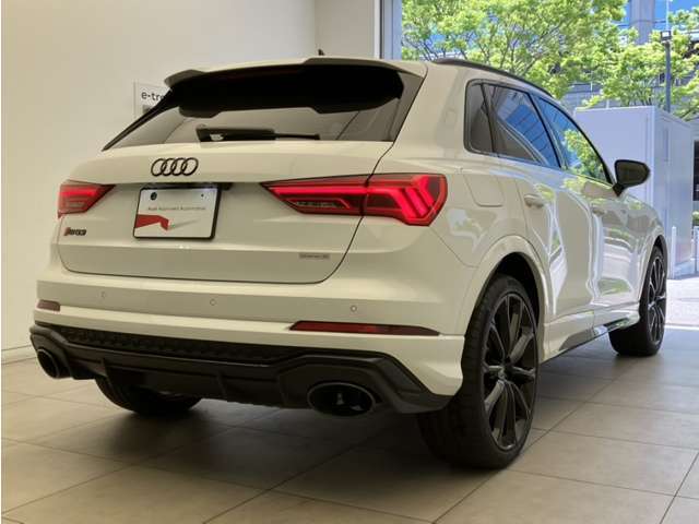 当店ではAudiの定める100項目に及ぶ納車前の法定点検整備を無料で実施後、ご納車しております。また、認定中古車の保証期間は販売会社によって異なりますが、当店では1年間の長期保証を無償付帯しております。