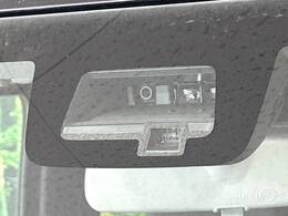 【スズキ　セーフティサポート】走行中に前方の車両等を認識し、衝突しそうな時は警報とブレーキで衝突回避と被害軽減をアシスト。より安全にドライブをお楽しみいただけます。
