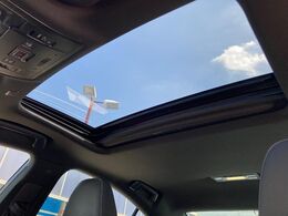 【サンルーフ】開放感たっぷりの希少装備、サンルーフが装着されています！車内に明かりを取り入れたり景色を楽しむ以外にも、車内の空気も簡単に換気できて快適です！