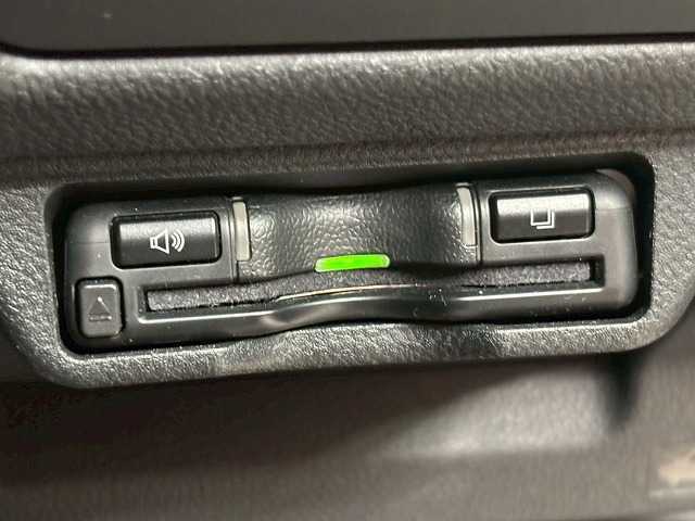 【ETC車載器】を装備しておりますので、ご納車直後からの遠距離ドライブも可能です。土日の利用料金の割引や、朝夕の通行料金を割引料金で高速道路をお楽しみいただけます。