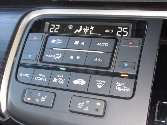 エアコンはオートエアコンでお好みの温度調整が出来、オールシーズン快適にドライブできます！さらに、運転席＆助手席シートヒーターが付いてます。HIとLOの2段階に温度設定が可能です。