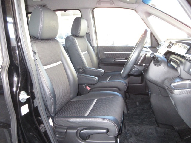 運転席には高さ調整ができる『シートハイトアジャスター機能』が付いています！これなら小柄な方にも大柄な方にも自分にぴったりの運転姿勢がとれますね～！