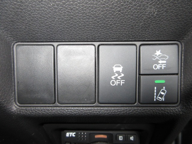 レーザーを照射しカメラで前走車等を検知し衝突の回避・軽減を図るホンダセンシングとVSA（車両挙動安定化制御システム）走る・曲がる・止まるの全領域で安定性を確保するためのシステム装備。安心ですね！