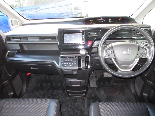 テールゲートが入口になることで、3列目へのアクセスが驚くほど簡単に。空間全体がさらに活用できるようになりました。お子さまや年配の方も乗りこみやすい低いステップ高、乗り降りするほど実感できる便利さです。