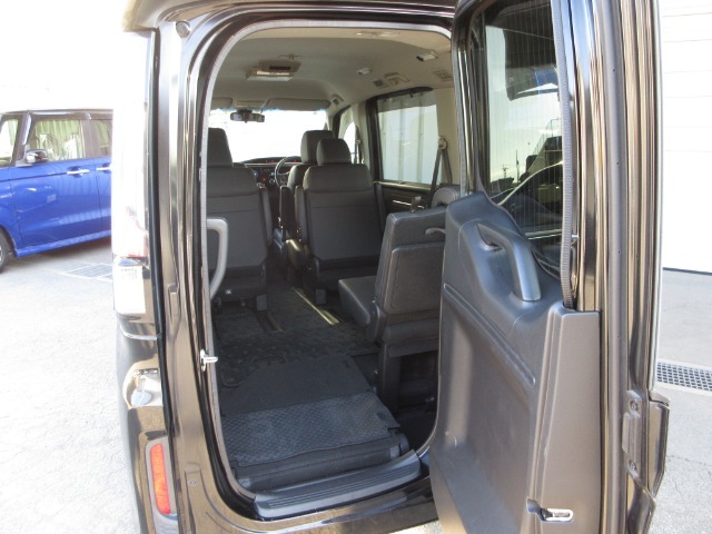 握りやすいハンドルには、オーディオコントロールとクルーズコントロールスイッチが装備されており、ハンドルから手を離さずに操作が出来ます。感覚で操作ができて便利で安全ですね！