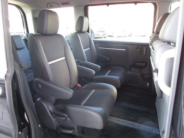 小さなお子さまや年配の方も乗りこみやすい低いステップ高。軽い力で開くパワースライドドアともあいまって、毎日乗り降りするほど実感できる便利さです。