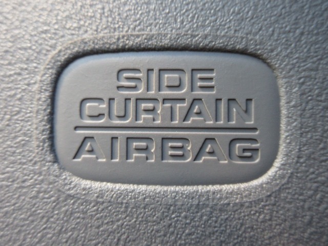 サイドカーテンエアバックシステムは、側面衝突時に大人から子供までさまざまな体格の乗員の頭部や頚部を広範囲で保護。特にセンターピラーへの頭部衝突を防ぐ展開性能を実現しています。