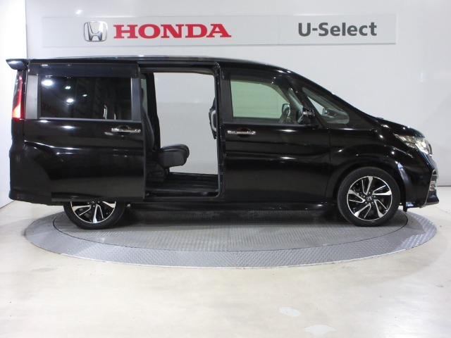 ハンドグリップ付両側電動パワースライドドアがついております。ご年配の方や小さいお子さんの乗り降りも楽々ですね。万が一ドアに手を挟んでしまっても、挟み込み防止機構が付いていて安心です！