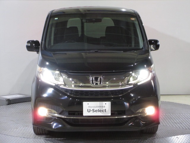 ハロゲンより明るく、より遠くまでさらなる安心感のあるLEDヘッドライトを採用。照射軸の上下方向を自動調整するオートレベリング機構、点灯忘れも防止できるオートライトコントロール機構付きです。