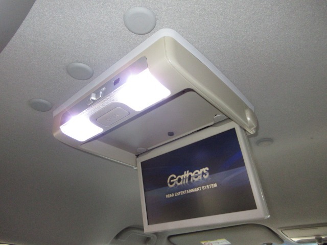 後席用のモニターがついています。特に小さいお子さん移動時間が退屈せずに大喜び！見たいテレビやDVDなどが楽しめます。みんなでワイワイ楽しいドライブですねぇ～！