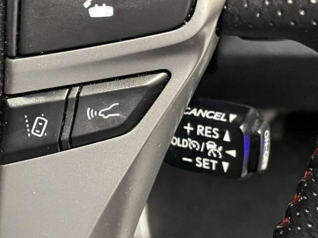 【レーダークルーズコントロール】ミリ波レーダーが車間距離を測って設定車速内で車速に比例した車間距離を保ちながら追従走行する装置で近づきすぎたときは自動でブレーキし、離れすぎたときには自動増速もする。