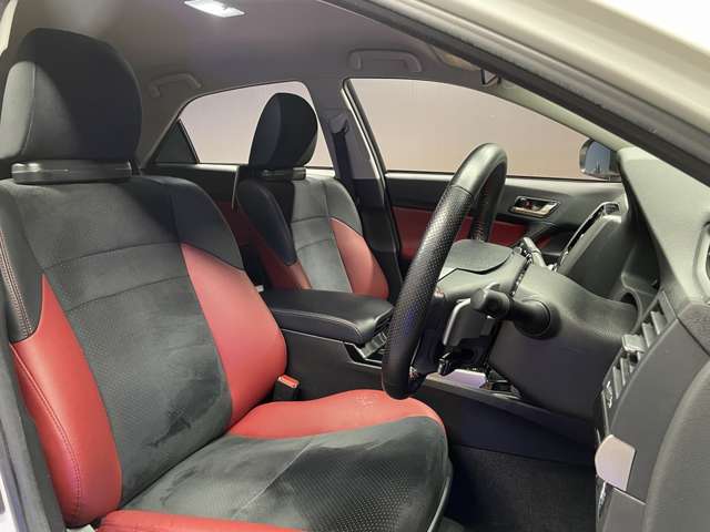 運転席も広々としており運転しやすい環境を実現しています☆室内クリーニングも実施済みです。