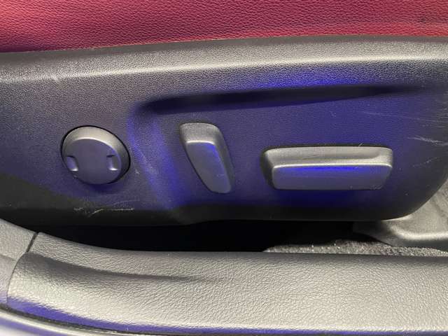 【パワーシート】電動でシートポジションの変更が可能です。手動式より細かくシート設定が可能ですのでより快適な姿勢でドライブを楽しんで頂けるでしょう。