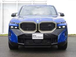 BMWと言えば特徴的なキドニーグリル。ダイナミックなフロントマスクを演出します。