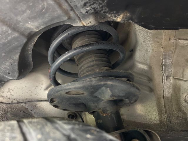 お車を安心してお乗りいただく為には、足回りの定期点検が欠かせません。サービスサポート（有償保証）では無料点検もご提供しており、安心のカーライフをお過ごしいただけるサポート体制が整っています。