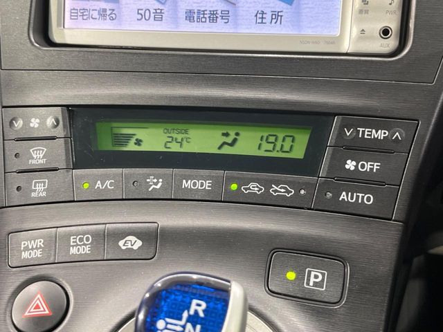 【オートエアコン】一度お好みの温度に設定すれば、車内の温度を検知し風量や温度を自動で調整。暑い…寒い…と何度もスイッチ操作をする必要はありません。快適な車内空間には必須の機能ですね♪