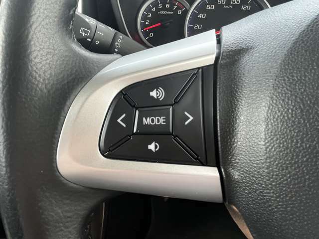 運転席操作部には各種ボタン・スイッチがあります。
