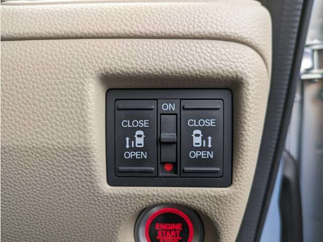 ≪両側電動スライドドア≫　後席ドアはボタン一つで開閉が可能です。運転席からも開閉できます。
