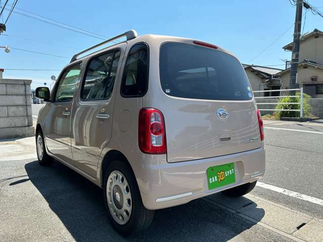 当店は、お客様にできるだけ気持ちよくお車に乗っていただきたいと思っており納車前のクリーニングは力を入れて行っております。シートも専用の機械を使い、汚れを吸い出してクリーニングをしております。