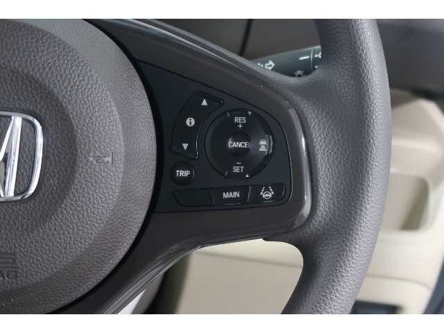 Hondaセンシングの機能のひとつ、アダプティブクルーズコントロール付！アクセルから足を離しても設定したスピードと前車との車間を保ち走行してくれます！車線維持もアシスト☆高速道路で疲労軽減ですね☆