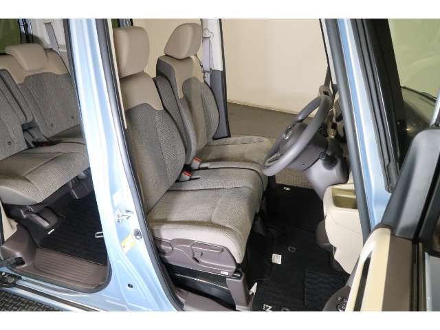 フロントシートはベンチシートタイプ♪　センターには格納式アームレストも付いています！！室内空間は広々で移動も楽々です♪狭い駐車空間など助手席ドアから出たい時にも大変便利ですよ♪