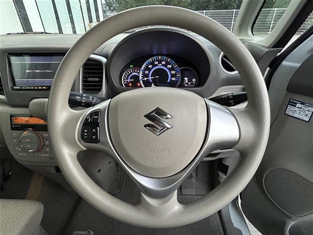 【ハンドル】軽い力で扱いやすいハンドルです。目立つ傷やスレなどなく綺麗な状態です！除菌プランいれていただくとさらに快適に！清潔なお車はお子様にも安心ですね！