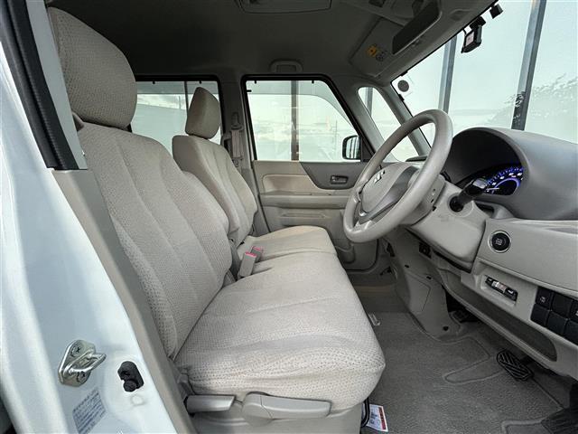 【運転席】座り心地が良いシートなので長時間の運転でも快適にお過ごしいただけます。新品のフロアマットのご注文も可能です。掲載箇所以外にご希望の写真がございましたらお気軽にお問い合わせ下さい。