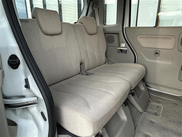 【後部座席】後席もゆったりドライブを楽しめます。内外装はプロこだわりのクリーニングで清潔なおクルマでご納車させていただきます！店舗での現車確認も承っています！