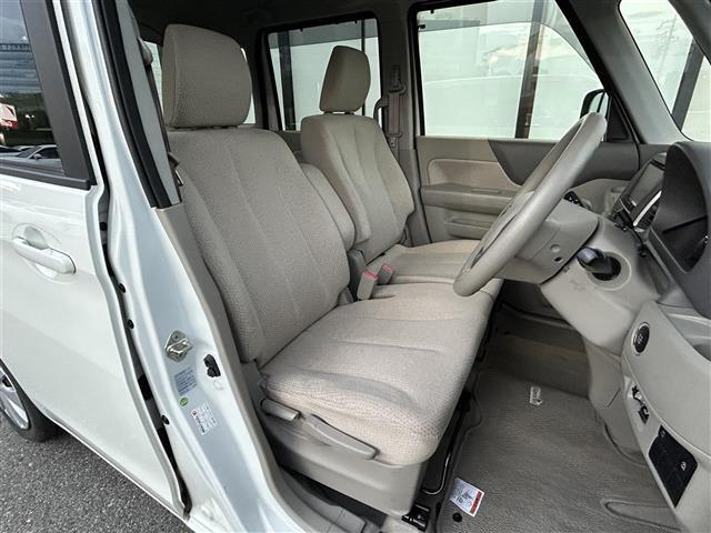 【運転席】座り心地が良いシートなので長時間の運転でも快適にお過ごしいただけます。新品のフロアマットのご注文も可能です。掲載箇所以外にご希望の写真がございましたらお気軽にお問い合わせ下さい。