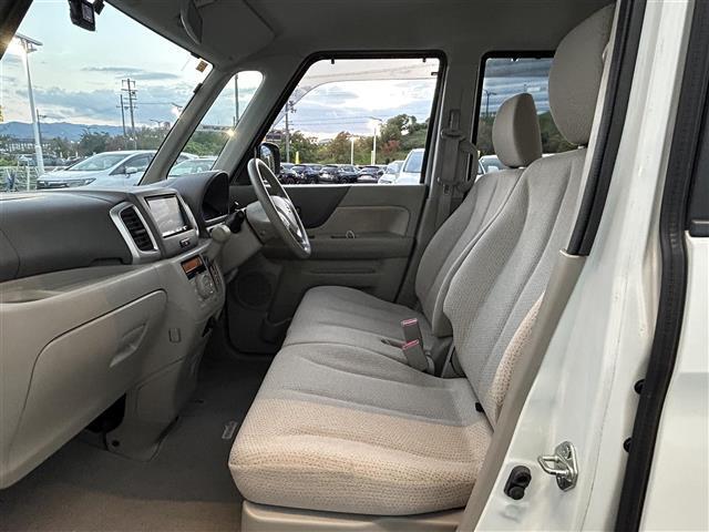 【助手席】きれいな助手席なので家族や友だちに乗ってもらっても安心です！新品のフロアマットのご注文も可能です。掲載箇所以外にご希望の写真がございましたらお気軽にお問い合わせ下さい。