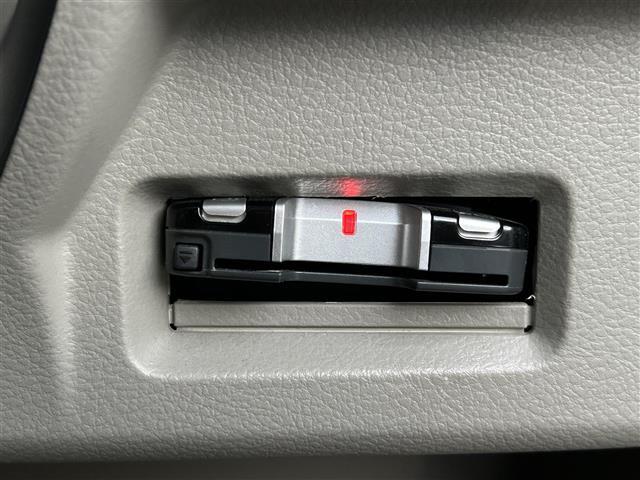 【ETC】有料道路を利用する際に料金所で停止することなく通過できる、ETC車載器（ノンストップ自動料金収受システム機器）が装備されています。セットアップを行うことで利用可能になります。