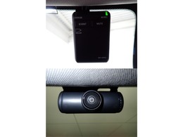 もしもの衝突の時、あなたの走行状態をしっかりと記録するドライブレコーダーも付いているので、万が一の時にも安心です。また前方だけではなく後方も録画するので更に安心感が広がります！