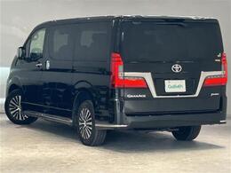 お車を左後ろから見るとこのような感じになります。テールランプやドアバイザー等装備品を確認できます。