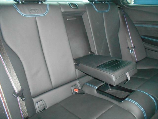後部座席にも前席同様のレザーシートを装備し、エアコン吹き出し口やアームレストも付いて快適な時間を過ごせるようになっています。